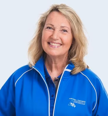 Portret van Adé van der Plas, maatschapslid, fysiotherapeut en ademcoach bij Paulides Fysiotherapie.