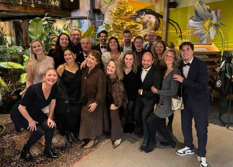 Team van Paulides Fysiotherapie tijdens de kerstviering 2025.